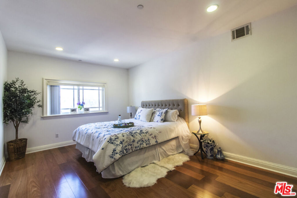 1043 S Kenmore Avenue #506