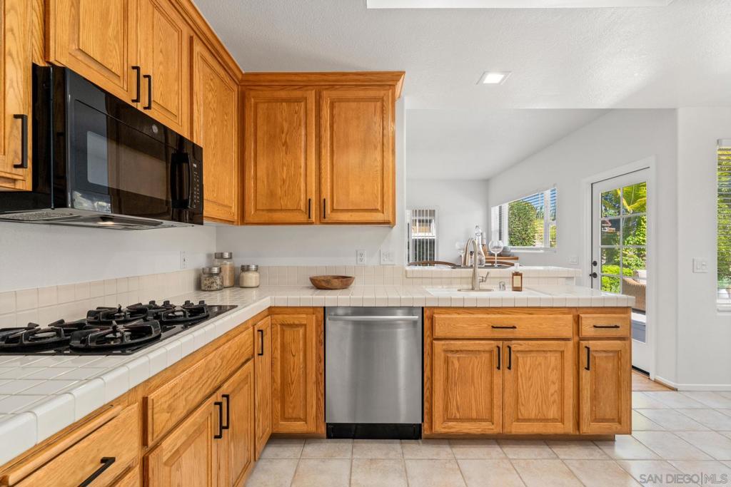 https://media.crmls.org/mediaz/d4cead5e-8a7f-459e-91e3-4257dd8010df.jpg?preset=X-Large
