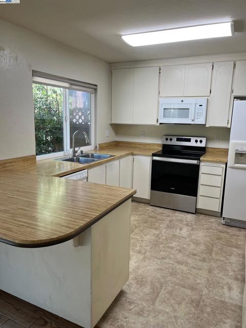 4205 Mairmont Dr, Pleasanton CA: https://media.crmls.org/mediaz/d4cf73fa-3cfd-426d-84bf-40991c16d202.jpg