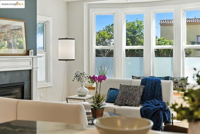 280 Monterey Blvd., San Francisco CA: https://media.crmls.org/mediaz/d4cf9f75-2811-44b0-ad8c-d1d5aebd9f18.jpg