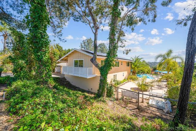 17221 Cloudcroft Dr, Poway CA: https://media.crmls.org/mediaz/d4cfb4b9-b50d-4d1c-84c6-3cb664d3cd8f.jpg