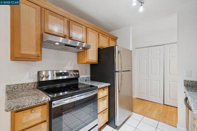 150 Pearl St, Oakland CA: https://media.crmls.org/mediaz/d4d153cd-f371-45f7-b4b6-84433de65bee.jpg