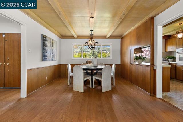 1 Aspinwall Ct, Orinda CA: https://media.crmls.org/mediaz/d4d232df-2a1e-4f59-a8e3-ba6c74144dd9.jpg