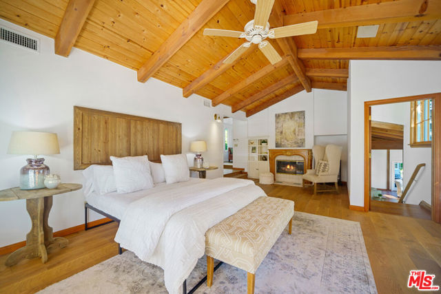 33269 Mulholland Highway, Malibu CA: https://media.crmls.org/mediaz/d4d2f2d9-e8c2-42be-8882-98cee45d6ef9.jpg