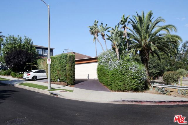 1807 Cochran Place, Los Angeles CA: https://media.crmls.org/mediaz/d4d42da3-0ddf-4a09-a48c-7b083f56e346.jpg