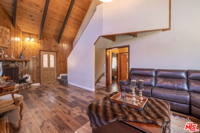 817 Grass Valley Road, Lake Arrowhead CA: https://media.crmls.org/mediaz/d4d4abc9-9b17-4f1a-9eca-718e9cdcbbdd.jpg