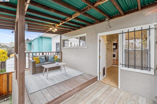 545 Central Ave, Alameda CA: https://media.crmls.org/mediaz/d4d4b905-26b4-4e89-bf4a-56e33aa2684c.jpg