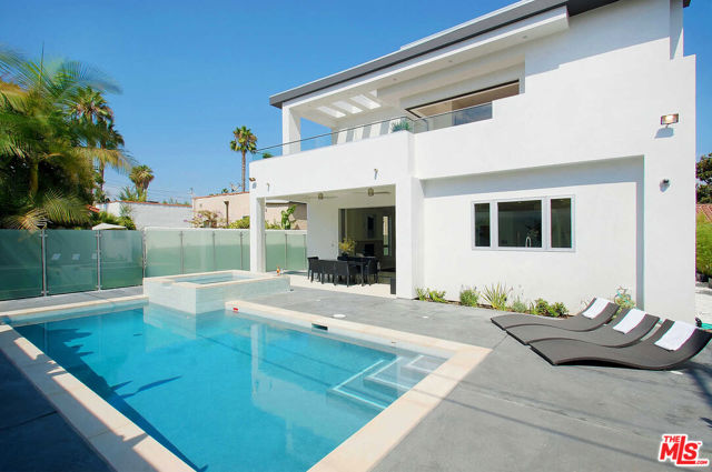 429 N Sweetzer Avenue, Los Angeles CA: https://media.crmls.org/mediaz/d4d4eb5c-b3fa-42d5-9e00-d457625d7773.jpg