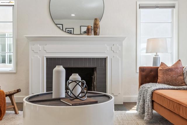 1026 Court St, Alameda CA: https://media.crmls.org/mediaz/d4d55c98-f7ce-4a13-a3c6-004e0a16d84e.jpg