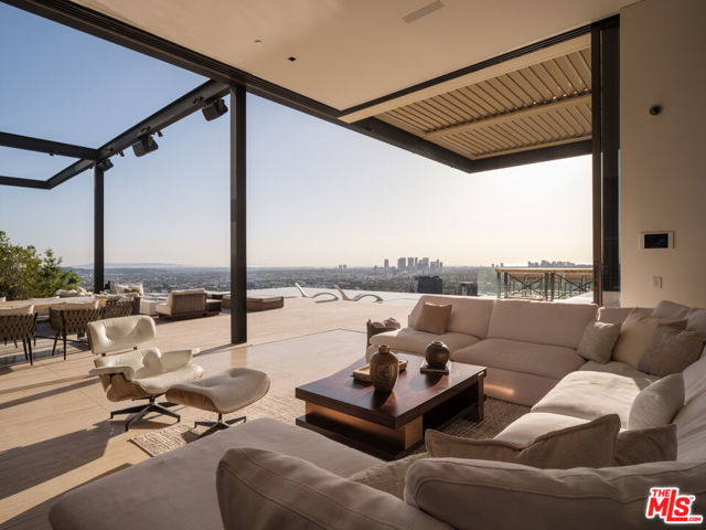 1305 Collingwood Place, Los Angeles CA: https://media.crmls.org/mediaz/d4d576b7-5185-4d2b-8eea-266fa23846bd.jpg