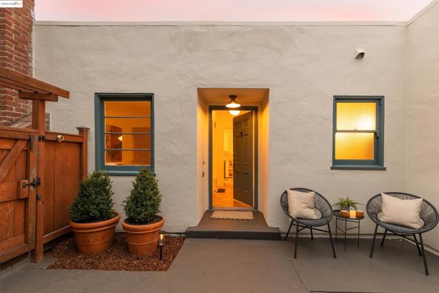 2451 Carmel St, Oakland CA: https://media.crmls.org/mediaz/d4d5cdd7-d9c3-4179-b387-7425aa8f51fe.jpg