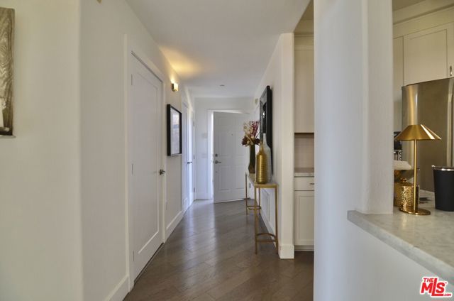 5703 Laurel Canyon Boulevard, Valley Village CA: https://media.crmls.org/mediaz/d4d61e2a-eb3a-484a-b8da-5b719bf28d8d.jpg