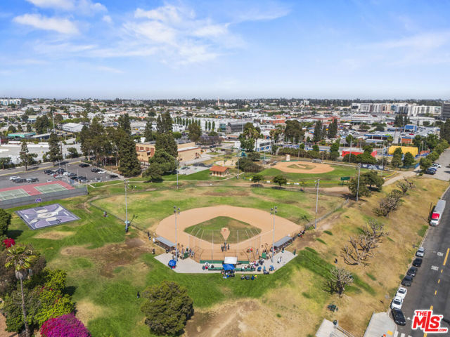13 Pepper Court, Inglewood CA: https://media.crmls.org/mediaz/d4d86c9b-f8ad-455d-989f-305c12f530c8.jpg