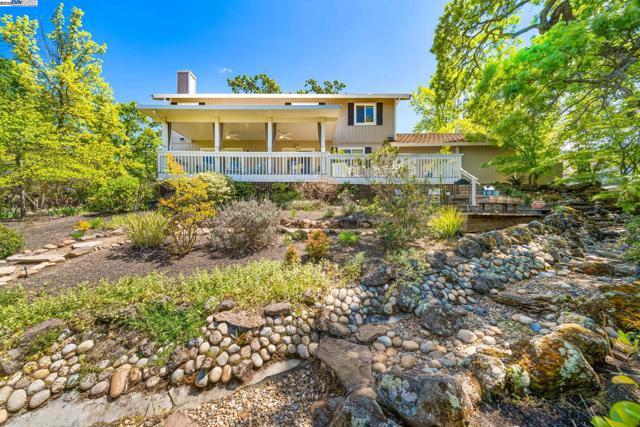 484 El Pintado Rd, Danville CA: https://media.crmls.org/mediaz/d4d88737-c39e-4531-aea2-c3e0dc01522f.jpg