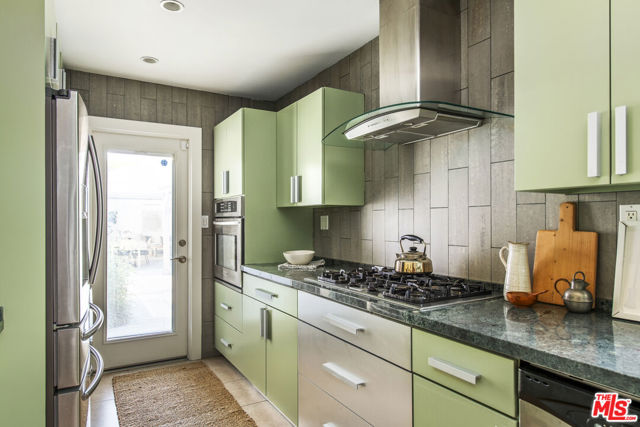 4947 Varna Avenue, Sherman Oaks CA: https://media.crmls.org/mediaz/d4d8e2fb-cfe2-4774-a50d-9a82c9b39ca0.jpg