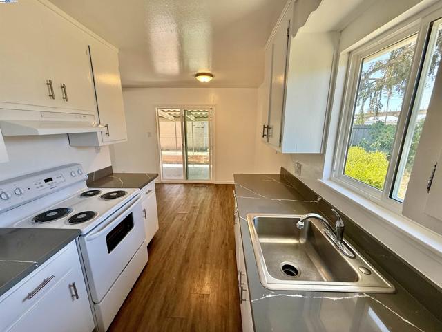 809 Coburn Ct, San Leandro CA: https://media.crmls.org/mediaz/d4d944ec-89e1-4136-9b6f-c8fa28096197.jpg