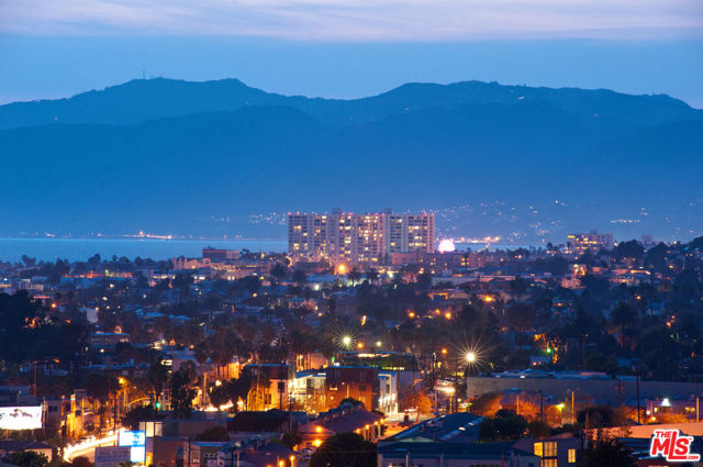 4267 Marina City Drive, Marina del Rey CA: https://media.crmls.org/mediaz/d4d94930-d6f6-45c7-b070-2ebe43cb1481.jpg