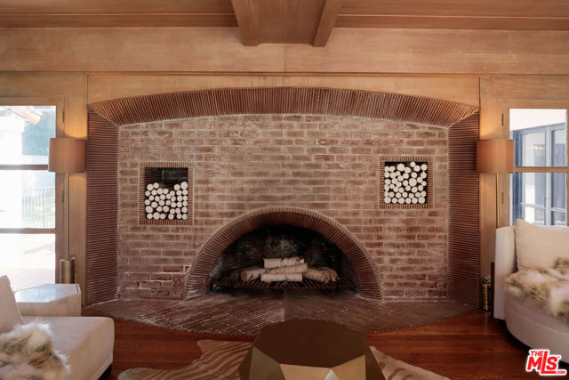 18625 Wells Drive, Tarzana CA: https://media.crmls.org/mediaz/d4d9e628-21e3-4d60-b7c9-dfdb9328c8aa.jpg