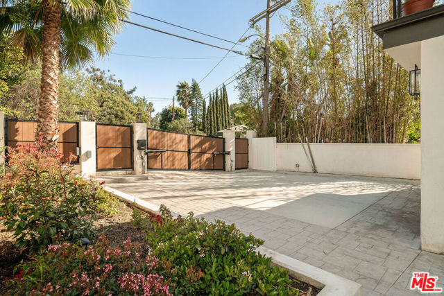 1615 Sargent Place, Los Angeles CA: https://media.crmls.org/mediaz/d4da362c-fdce-4913-a4c1-366474159f5d.jpg