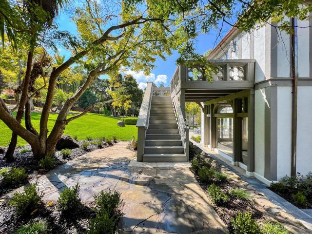 85 Fagan Drive, Hillsborough CA: https://media.crmls.org/mediaz/d4da46c2-203f-4f74-b436-fb13fd3ea726.jpg