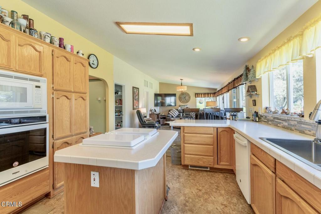 https://media.crmls.org/mediaz/d4da7cd7-f4e2-41cb-9b74-024590dae2d1.jpg?preset=X-Large