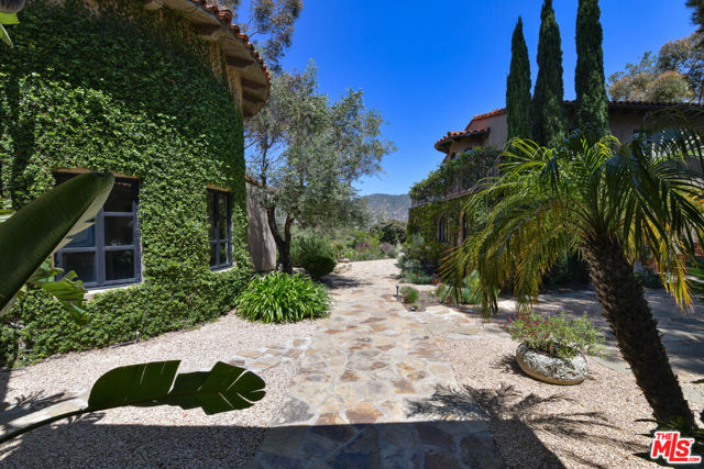 23806 Malibu Crest Drive, Malibu CA: https://media.crmls.org/mediaz/d4dafd81-94c3-42d0-8199-8e9a5cdc31eb.jpg