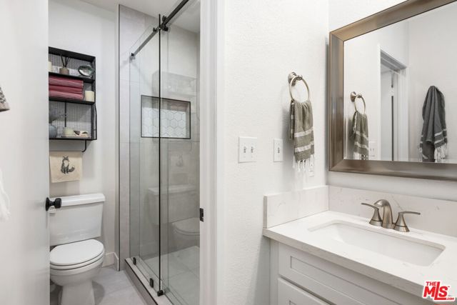 6540 Hayvenhurst Avenue, Lake Balboa CA: https://media.crmls.org/mediaz/d4db0808-b763-44f7-87c2-633ba469b830.jpg