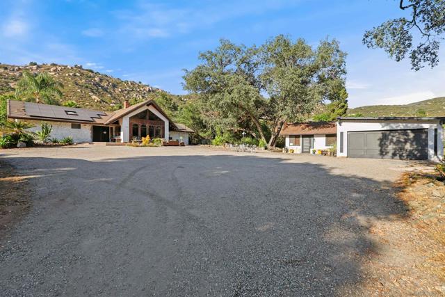1722 Tierra Libertia Rd, Escondido CA: https://media.crmls.org/mediaz/d4db8bc9-289f-40ae-8d48-83ec2a9b1081.jpg