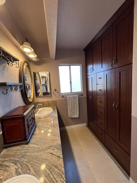 2377 Congressional Drive, El Cajon CA: https://media.crmls.org/mediaz/d4dc1ea1-17f3-4722-b81e-b530dc7bac83.jpg