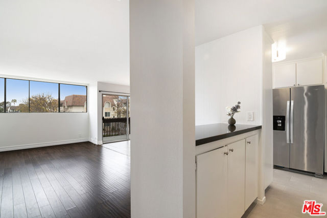 6000 Canterbury Drive, Culver City CA: https://media.crmls.org/mediaz/d4dc382f-95fb-4e71-bbfd-47b5290851f8.jpg