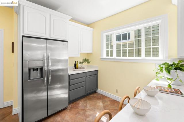 824 Arlington Avenue, Oakland CA: https://media.crmls.org/mediaz/d4dcef97-76ab-49a6-9f13-c196667bb2e7.jpg