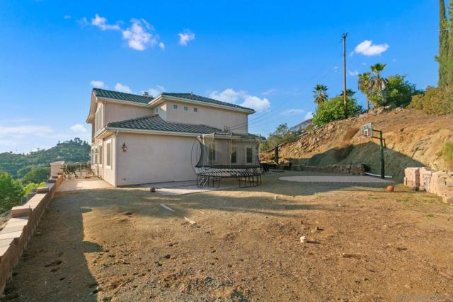 1566 Plantation Way, El Cajon CA: https://media.crmls.org/mediaz/d4dd6b5f-ceea-4735-bd84-7f43b389fee1.jpg