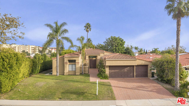 3516 Malibu Country Drive, Malibu CA: https://media.crmls.org/mediaz/d4de3612-473c-4871-b574-184040755af1.jpg