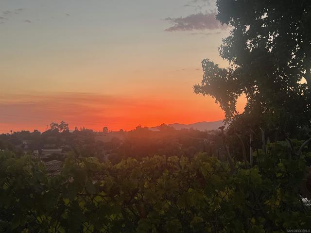 1089 Ridge Heights Dr, Fallbrook CA: https://media.crmls.org/mediaz/d4de652f-e35c-450c-a132-a552f154d60b.jpg