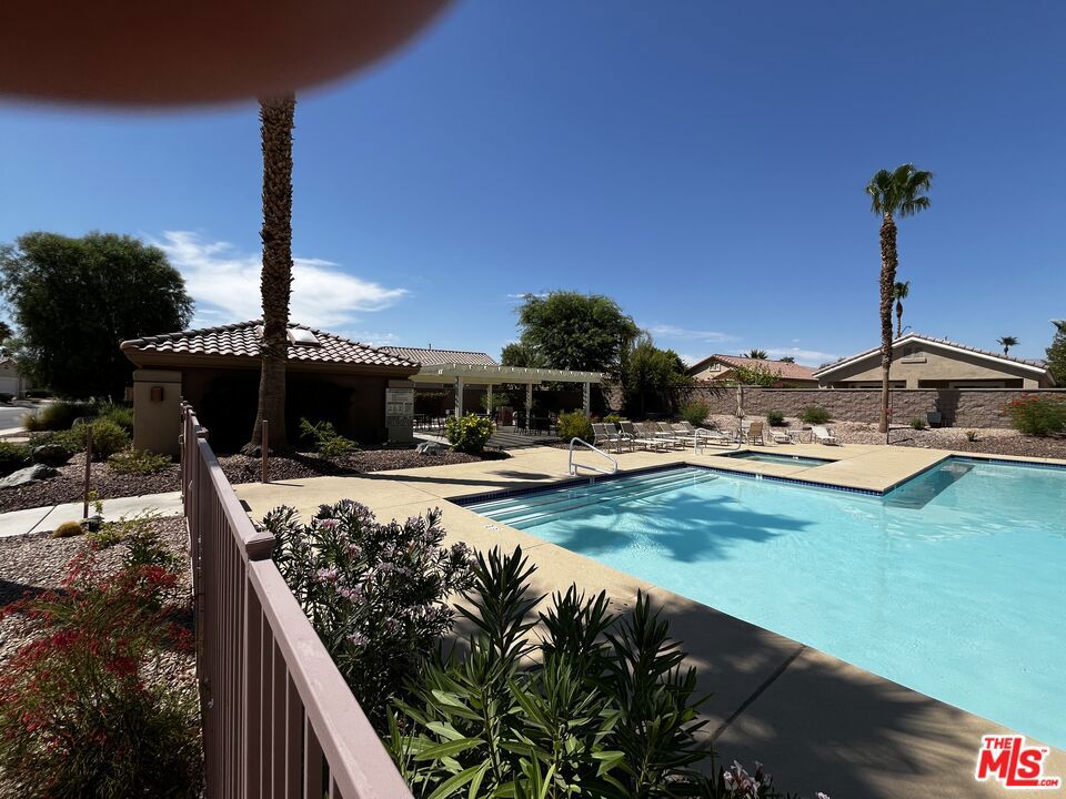 https://media.crmls.org/mediaz/d4deccd1-0ac4-406b-b5ed-584738b87257.jpg?preset=X-Large