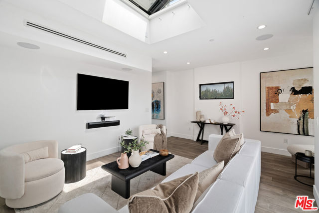 6871 Fountain Avenue, Los Angeles CA: https://media.crmls.org/mediaz/d4dee74b-8a36-4d08-9411-72ba6a4102a7.jpg
