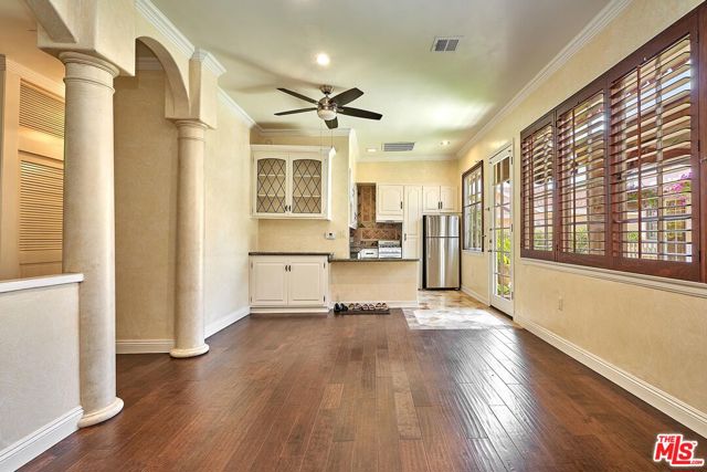 424 N Arden Boulevard, Los Angeles CA: https://media.crmls.org/mediaz/d4dfc434-758f-48cb-b2aa-3ca6ebc5c0a2.jpg