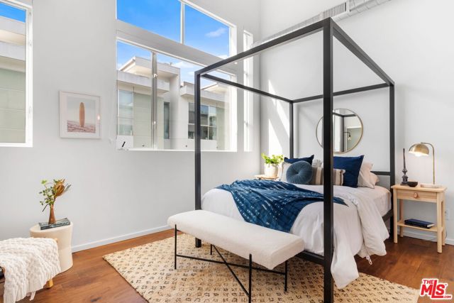 4151 Redwood Avenue, Los Angeles CA: https://media.crmls.org/mediaz/d4e01868-963b-4399-932e-4e33cb958972.jpg