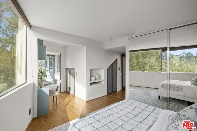 2980 Hollyridge Drive, Los Angeles CA: https://media.crmls.org/mediaz/d4e0c05f-28d3-4e62-8354-d66683ec5935.jpg