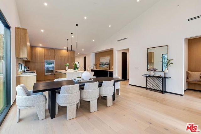 5437 Noble Avenue, Sherman Oaks CA: https://media.crmls.org/mediaz/d4e100d6-dda2-439a-b8e9-190dc5ebc8b1.jpg