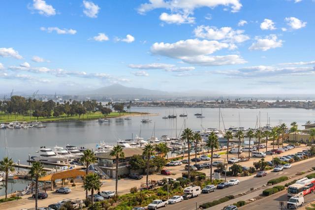 1710 Avenida Del Mundo, Coronado CA: https://media.crmls.org/mediaz/d4e331e7-b192-40d6-9949-84009f88b366.jpg