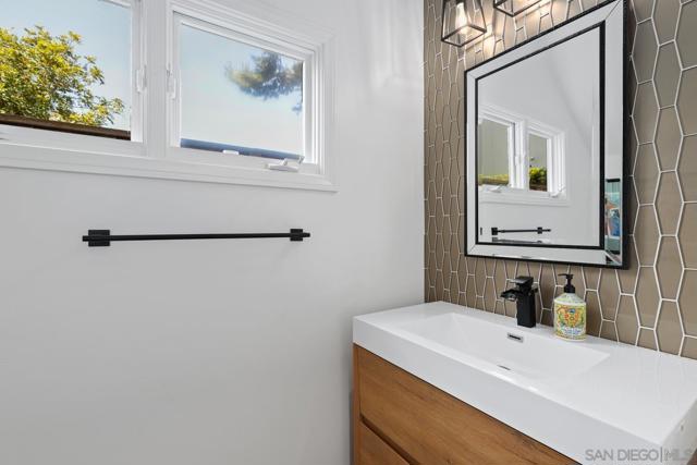 716 Glenview Ln, La Jolla CA: https://media.crmls.org/mediaz/d4e3c357-208f-4af5-83b7-e48f826e3ed4.jpg