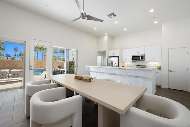970 Oceo S Circle, Palm Springs CA: https://media.crmls.org/mediaz/d4e3ecac-f72e-4c9e-b454-3be2e1c1a15d.jpg