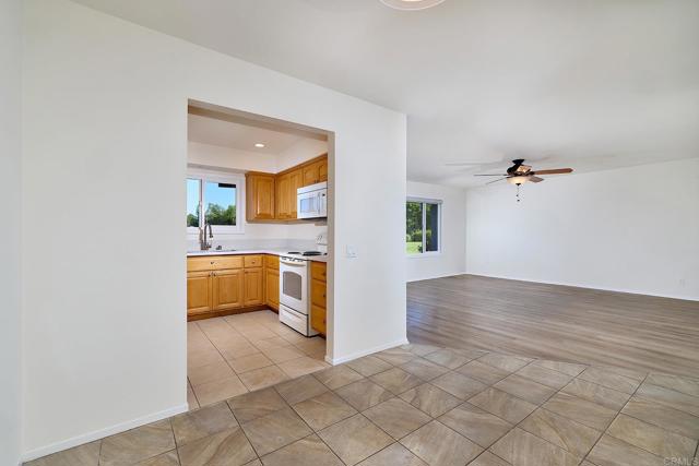 942 Royal Tern Way, Oceanside CA: https://media.crmls.org/mediaz/d4e4f5a0-de43-4471-9c69-ddc75f180043.jpg