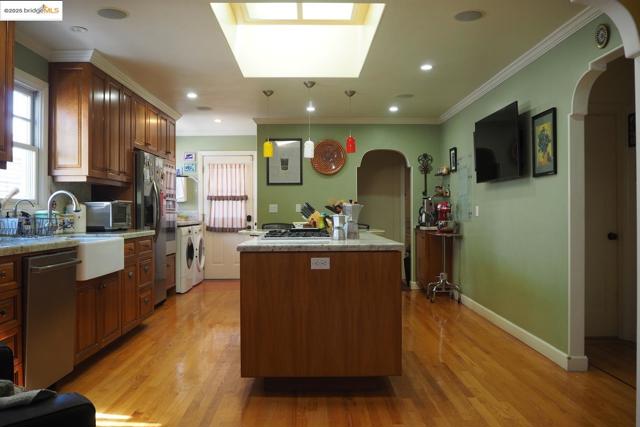 765 Farringdon LN, Burlingame CA: https://media.crmls.org/mediaz/d4e57bc5-2c2b-41ef-babc-a8f68eaae6fa.jpg