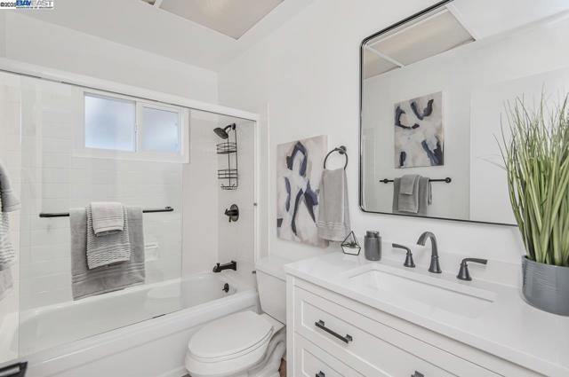 6767 Taffy Ct, Pleasanton CA: https://media.crmls.org/mediaz/d4e5bd36-9c22-472b-9c4d-b60d05a474f1.jpg