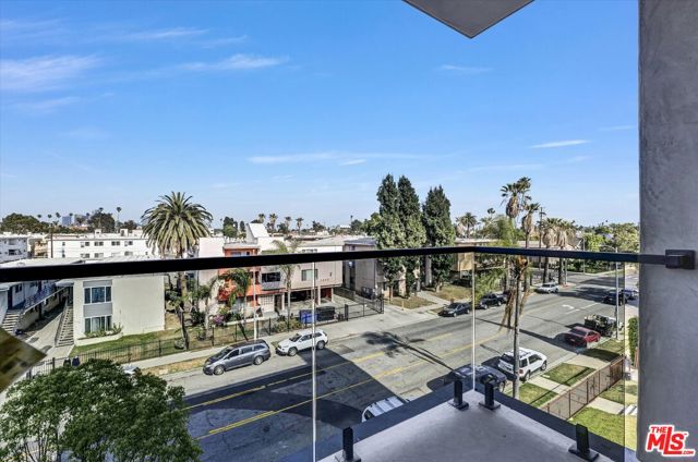 1537 S Wilton Place, Los Angeles CA: https://media.crmls.org/mediaz/d4e6602a-c3a1-4121-b017-02ad7004b17f.jpg