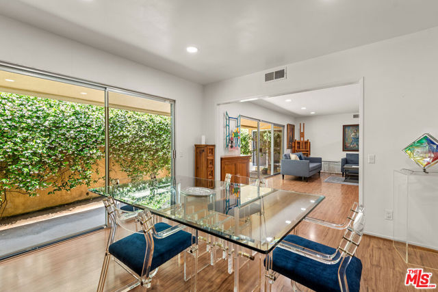 1109 Chantilly Road, Los Angeles CA: https://media.crmls.org/mediaz/d4e70054-5728-41f4-810e-b6be8e60f10c.jpg