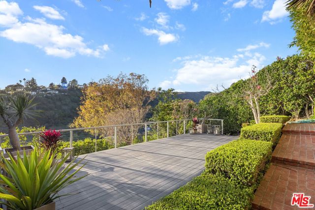 1415 Summitridge Drive, Beverly Hills CA: https://media.crmls.org/mediaz/d4e767c3-18a6-4f6b-940d-c0106f852fc6.jpg