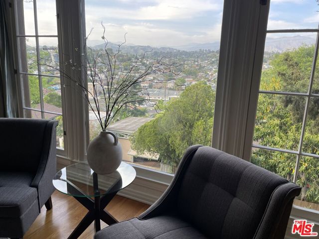 263 Lamont Drive, Los Angeles CA: https://media.crmls.org/mediaz/d4e8ffa9-27d2-43c4-b43c-e8d033885fd8.jpg